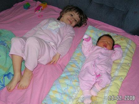 PICT40003.jpg - dwie dziewczynki się obudziły